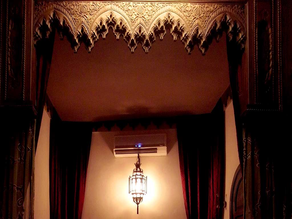 Riad Aguaviva. Wooden sculpted in Alhambra room