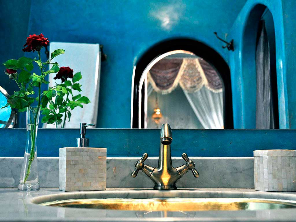 Toilet in Smara room. Wall of blue tadelakt. Riad Aguaviva